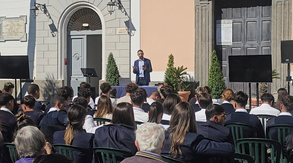 “IL SAPERE È DI TUTTI”, IN PIAZZA A FORIO L’UNIVERSITÀ MARCONI DI ROMA OMAGGIA I DIALETTI ISCHITANI (video)