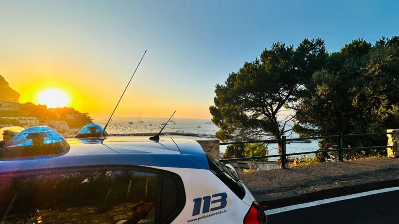 CAPRI: RUBANO IN UN NEGOZIO. TRATTI IN ARRESTO 3 SOGGETTI DALLA POLIZIA DI STATO
