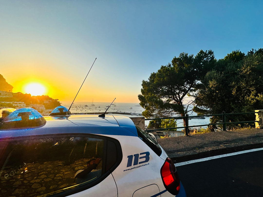 CAPRI: RUBANO IN UN NEGOZIO. TRATTI IN ARRESTO 3 SOGGETTI DALLA POLIZIA DI STATO