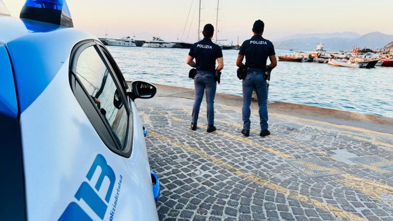 CAPRI: RUBA DUE BORSE “GRIFFATE”. ARRESTATO UN 20ENNE DALLA POLIZIA DI STATO