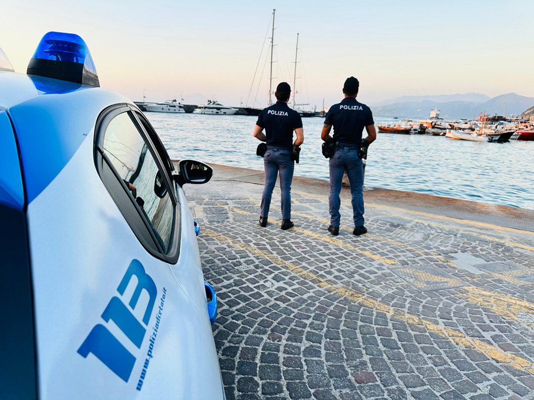 CAPRI: RUBA DUE BORSE “GRIFFATE”. ARRESTATO UN 20ENNE DALLA POLIZIA DI STATO