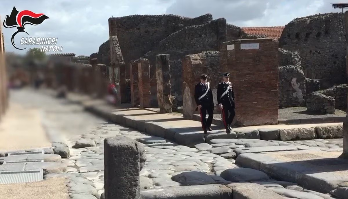 ALTRO FURTO NEGLI SCAVI POMPEIANI, TURISTA STATUNITENSE DENUNCIATO DAI CARABINIERI