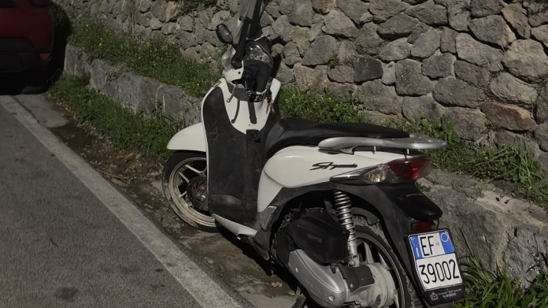ISCHIA NON È PIÙ ISOLA FELICE. RAGAZZI RUBANO UN MOTORINO: RIPRESI DALLE TELECAMERE. RITROVATO NEL POMERIGGIO ABBANDONATO