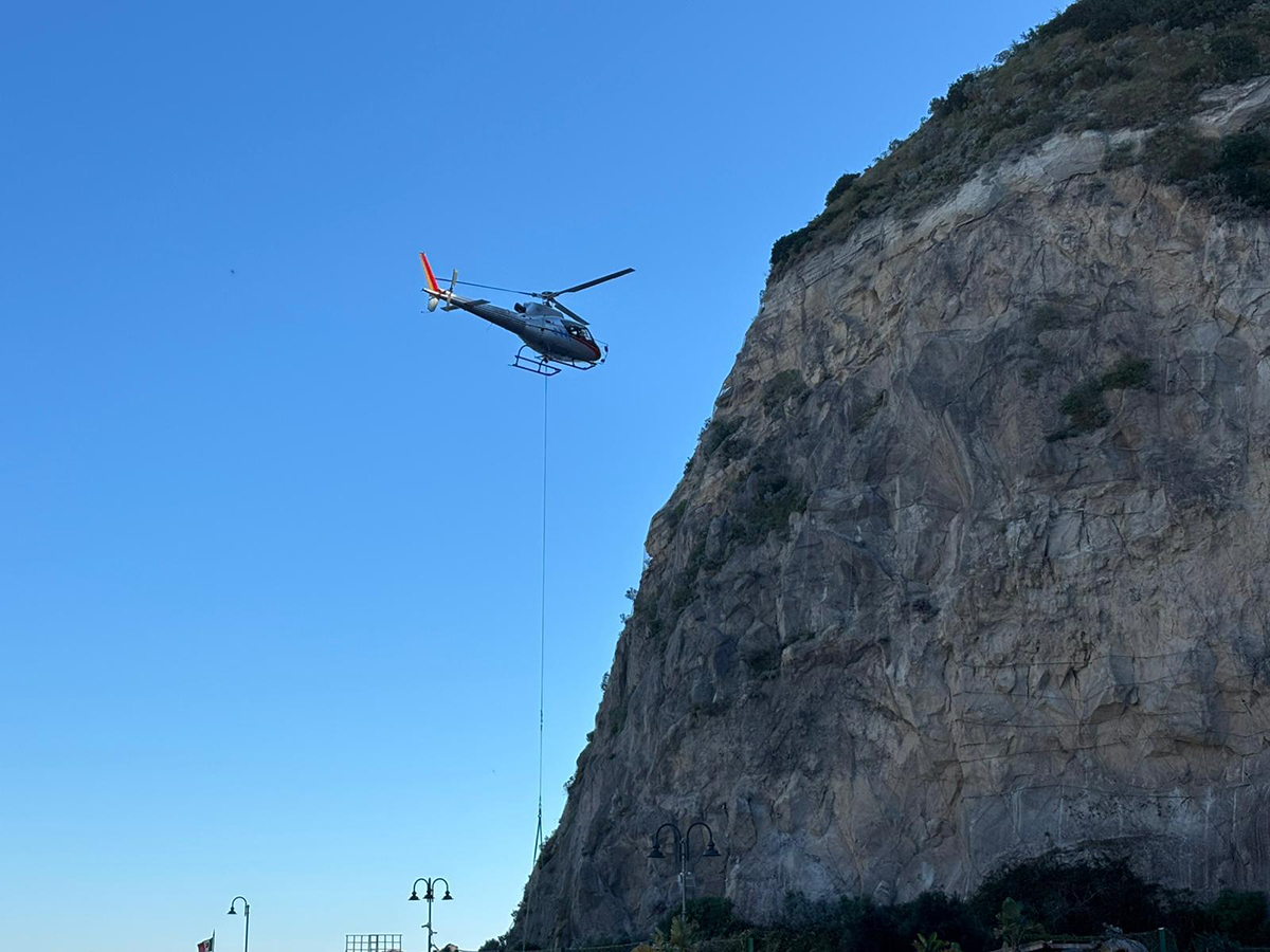ISCHIA, AL VIA L’INSTALLAZIONE DELLE RETI PER IL CONSOLIDAMENTO DEL COSTONE DI TORRE SANT’ANGELO