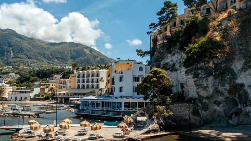 IL “REGINA ISABELLA RESORT” DI LACCO AMENO È TRA I 50 MIGLIORI ALBERGHI D’ITALIA