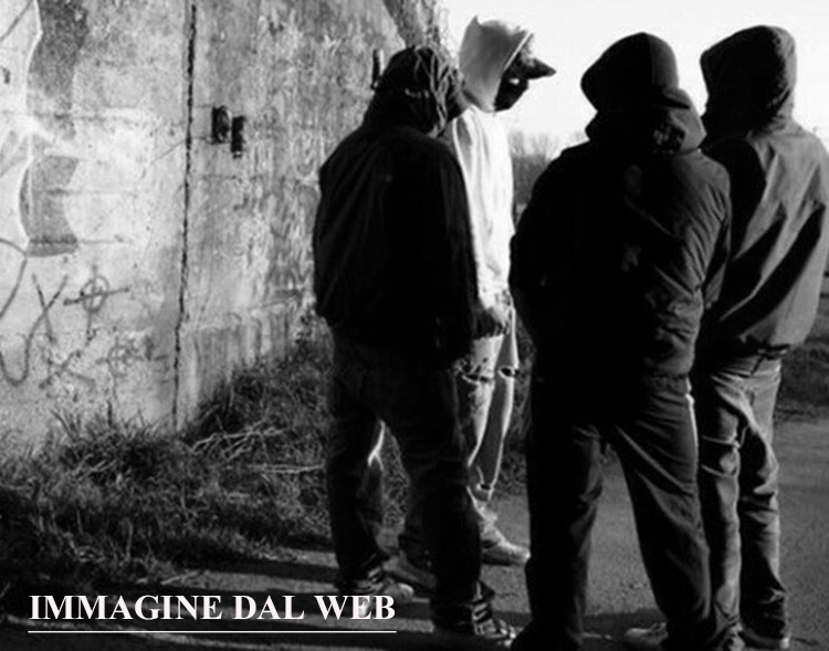 CARNEVALE A FORIO, ZONA SOCCORSO. CASA PRESA DI MIRA DA UNA BANDA DI RAGAZZINI