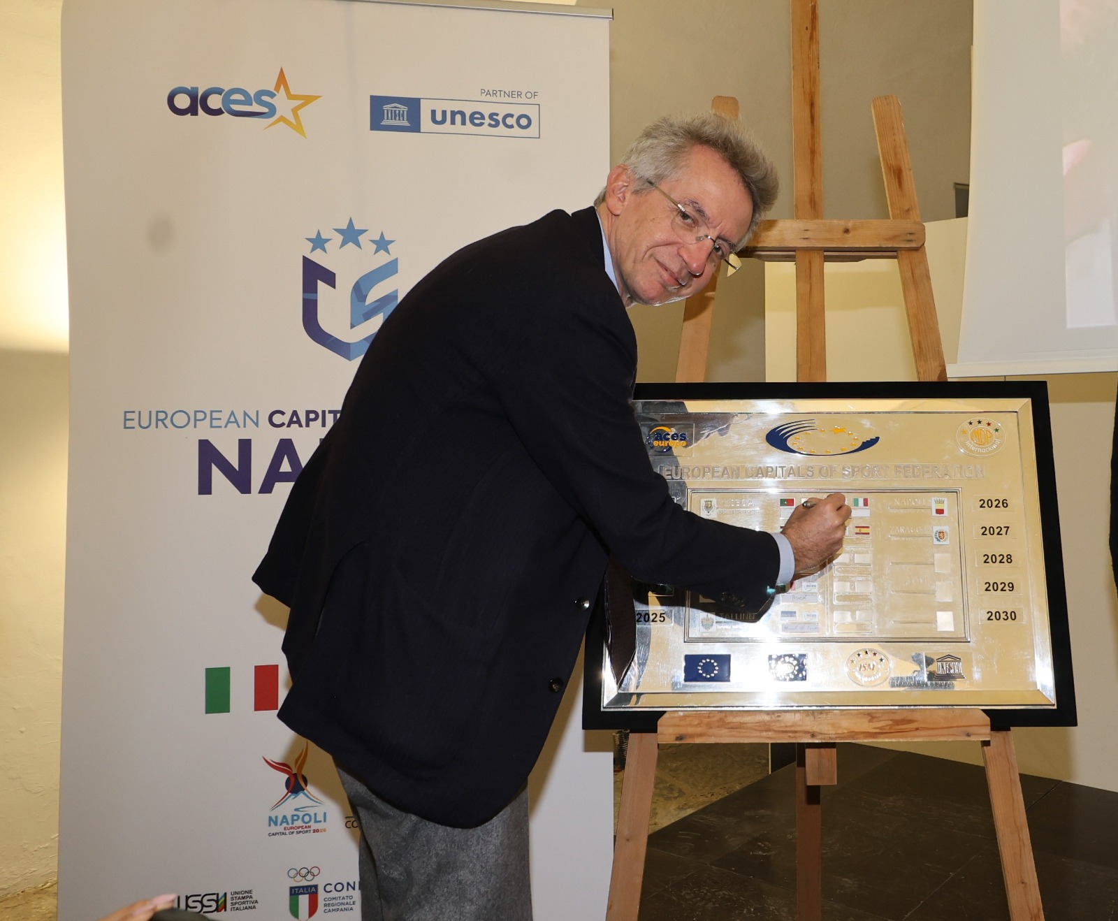 NAPOLI CAPITALE EUROPEA DELLO SPORT 2026, LA CITTÀ METROPOLITANA RICEVE LA SUA BANDIERA. COLELLA: “EVENTI IN TUTTA L’AREA METROPOLITANA”