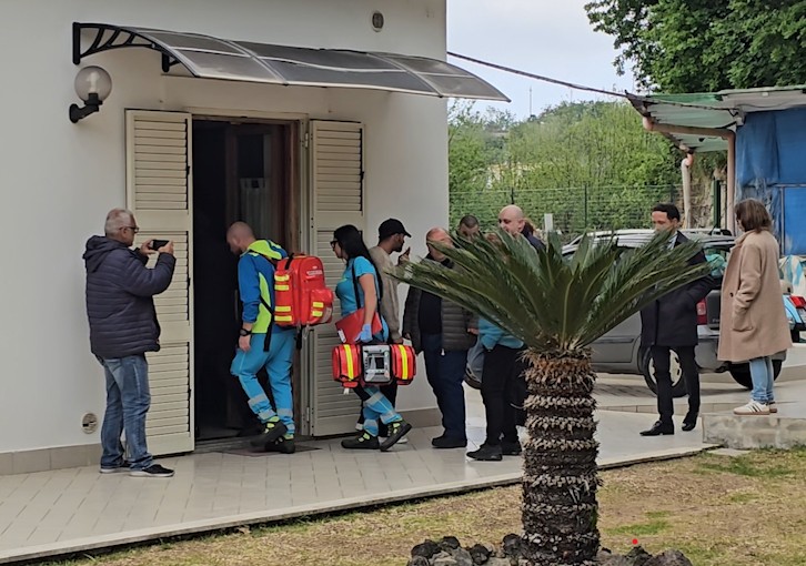 BLITZ A BARANO PER ABBATTERE LA CASA DEI NONNINI DI IORIO: SGOMBERO SOSPESO PER LA GRAVI CONDIZIONI DI SALUTE DI PIETRO PAOLO