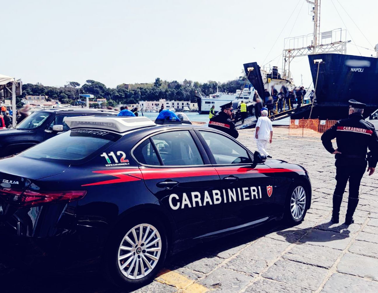 ISCHIA: MORSI E PUGNI AL VOLTO, IL NEONATO DI 9 GIORNI ANCORA IN BRACCIO. CARABINIERI ARRESTANO 25ENNE