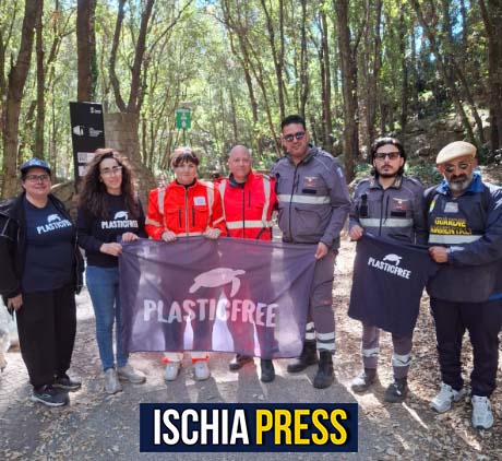 AL BOSCO DI ZARO SVENTOLA LA BANDIERA DI PLASTIC FREE CON 350 ALUNNI