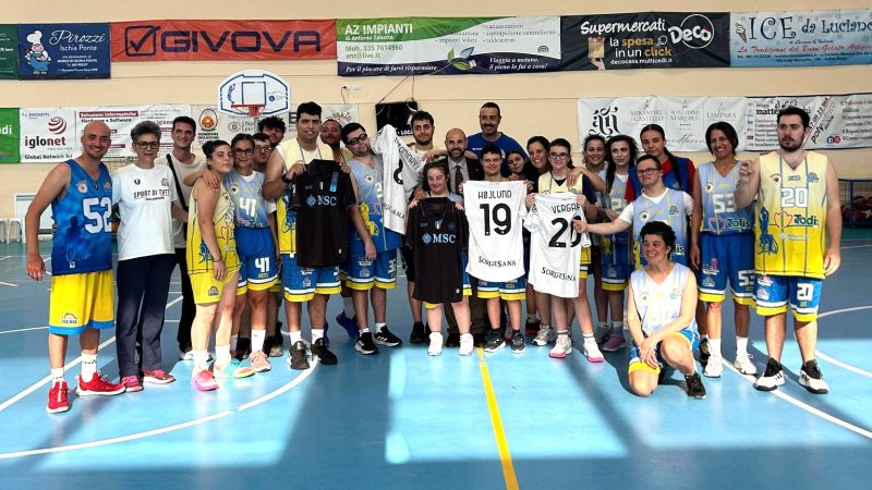 GIANMARCO DI MEGLIO DONA LE MAGLIE DEL NAPOLI: GIOIA E COMMOZIONE PER GLI ATLETI DI ISCHIA BASKIN