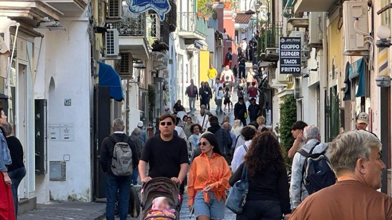 PARTE BENE LA STAGIONE TURISTICA: DATI POSITIVI DALL’OSSERVATORIO DEL COMUNE DI ISCHIA