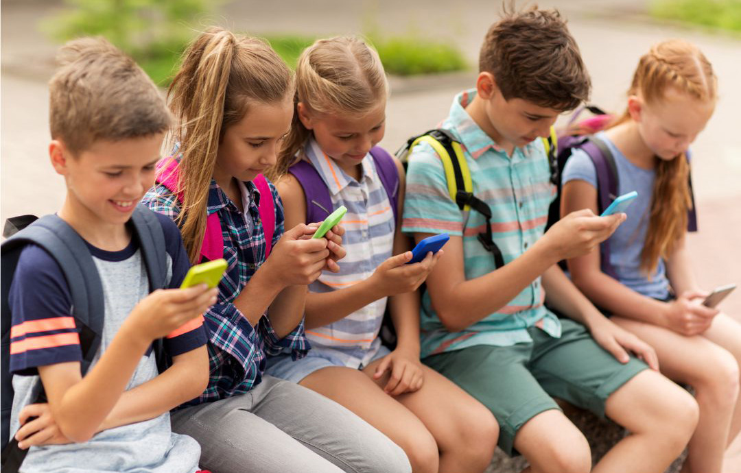 L’INFANZIA NON È UNA STRATEGIA DI MARKETING. I SOCIAL RUBANO MOMENTI DI VITA INDIMENTICABILI