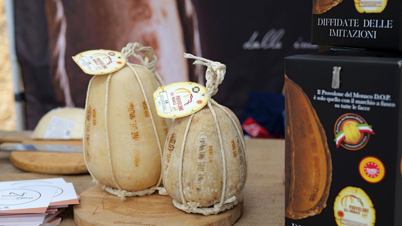 IL PROVOLONE DEL MONACO DOP COMPIE 20 ANNI A VICO EQUENSE, GENNARINO ESPOSITO E GINO RIVIECCIO I TESTIMONI