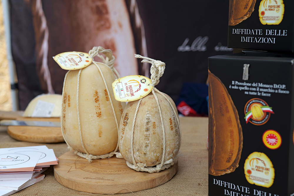 IL PROVOLONE DEL MONACO DOP COMPIE 20 ANNI A VICO EQUENSE, GENNARINO ESPOSITO E GINO RIVIECCIO I TESTIMONI