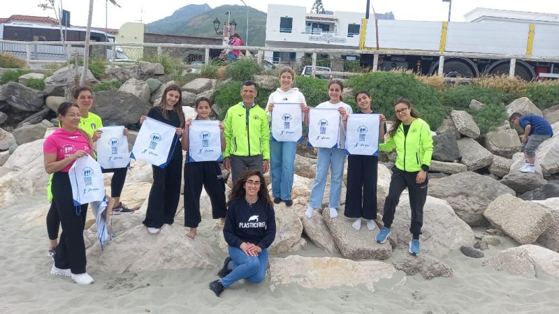 PLASTIC FREE A FORIO CON I RAGAZZI DELL’IBSEN DI CASAMICCIOLA PER DIRE “NO PLASTICA A ISCHIA”