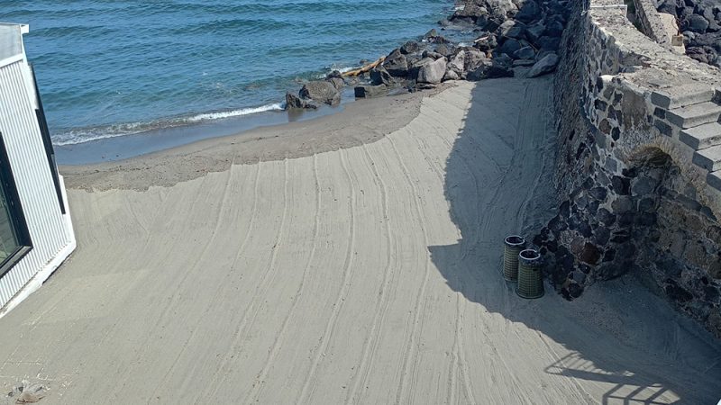 ISCHIA, PULISCONO LA SPIAGGIA DELLA PAGODA SOLO DOPO CHE UN BIMBO SI È PUNTO CON UNA SIRINGA