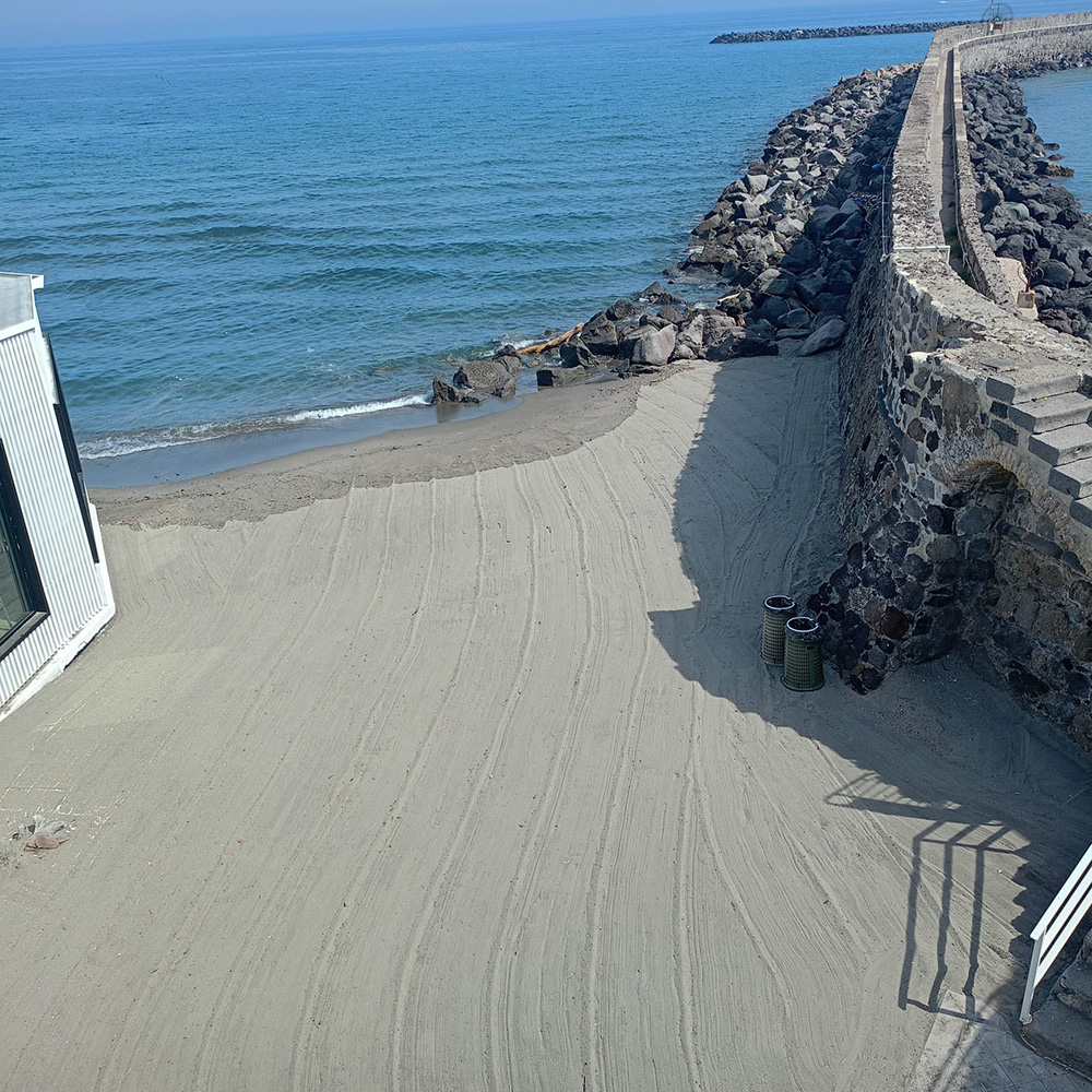ISCHIA, PULISCONO LA SPIAGGIA DELLA PAGODA SOLO DOPO CHE UN BIMBO SI È PUNTO CON UNA SIRINGA