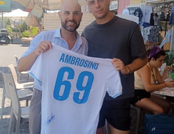 IL CLUB NAPOLI ISOLA D’ISCHIA “DIEGO ARMANDO MARADONA” INCONTRA GIUSEPPE AMBROSINO: UNA MAGLIA AUTOGRAFATA PER REGALARE UN SORRISO AZZURRO