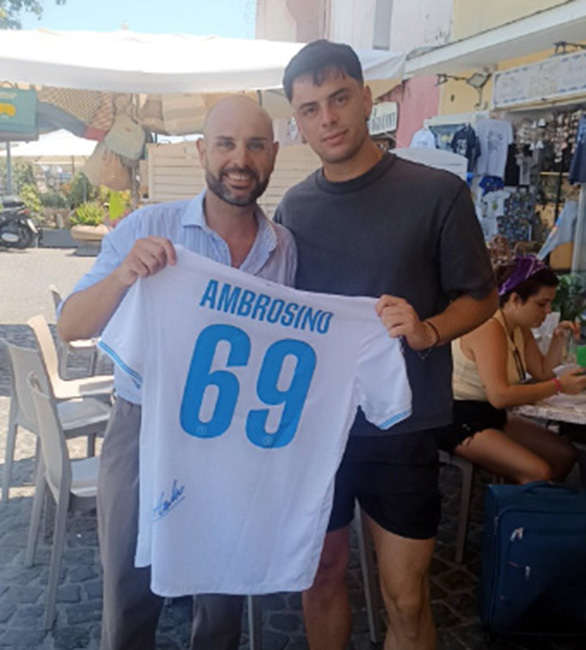 IL CLUB NAPOLI ISOLA D’ISCHIA “DIEGO ARMANDO MARADONA” INCONTRA GIUSEPPE AMBROSINO: UNA MAGLIA AUTOGRAFATA PER REGALARE UN SORRISO AZZURRO