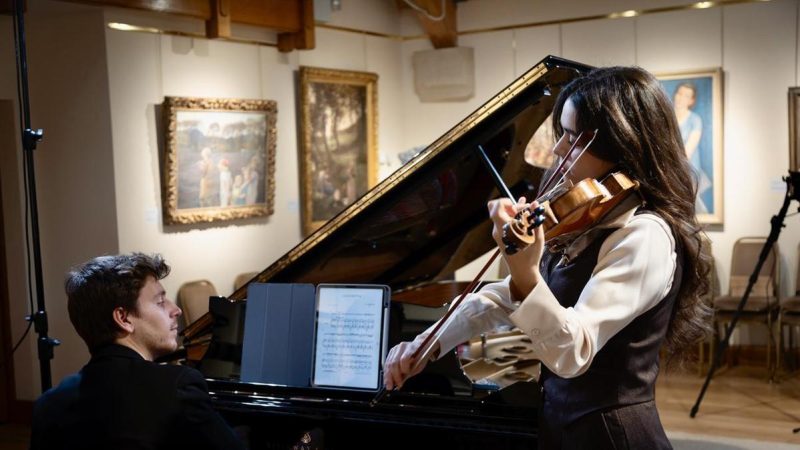 GIARDINI LA MORTELLA. VIOLINO E PIANOFORTE AGLI INCONTRI MUSICALI FORMATO DA LUCILLA ROSE MARIOTTI E ALESSIO ENEA
