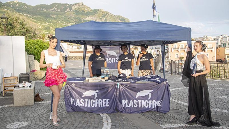 PIT 2026. SENSIBILIZZAZIONE PLASTIC FREE AL PIAZZALE DEL SOCCORSO DI FORIO TRA MODA E TURISMO