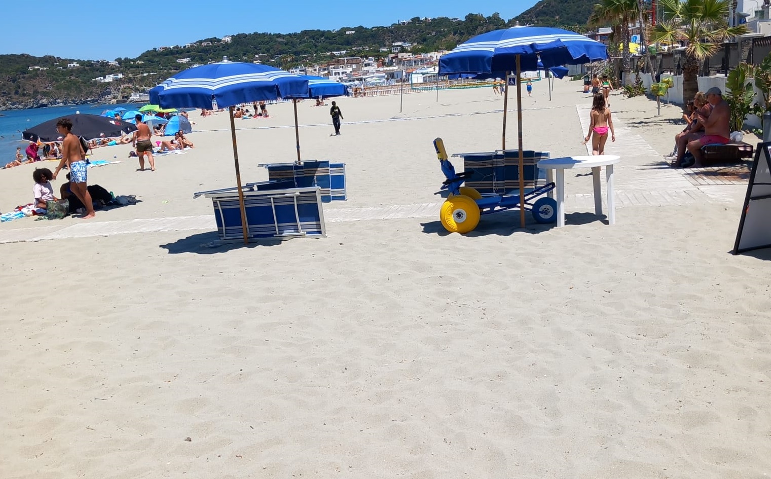 LA SPIAGGIA CHIAIA DI FORIO A ISCHIA È FRUIBILE DA PERSONE FRAGILI E CON PROBLEMI MOTORI