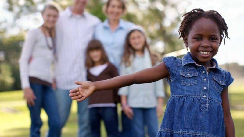 OGNI BAMBINO HA IL DIRITTO AD AVERE UNA FAMIGLIA