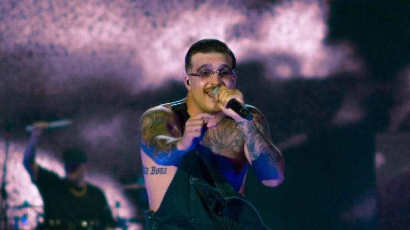 GEOLIER, IL RAGAZZO CHE HA TRASFORMATO UN SOGNO IN UN FENOMENO MONDIALE. ANCHE ISCHIA APPLAUDE IL SUO TRIONFO AL MARADONA