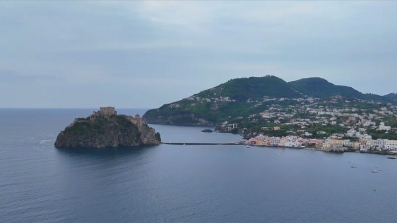 ISCHIA RACCONTATA FUORI DALL’ISOLA: MIKELA MONTI E VALERIO D’AMBRA NEL VOLUME “BORGHI FORTIFICATI” DELL’ISTITUTO ITALIANO CASTELLI