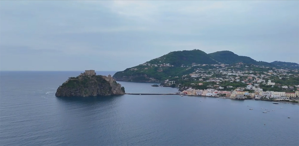 ISCHIA RACCONTATA FUORI DALL’ISOLA: MIKELA MONTI E VALERIO D’AMBRA NEL VOLUME “BORGHI FORTIFICATI” DELL’ISTITUTO ITALIANO CASTELLI