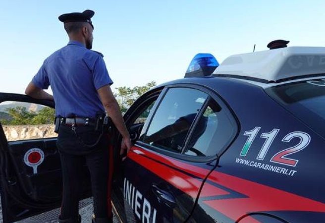 POZZUOLI: CASA A LUCI ROSSE E ANNUNCI ONLINE, DENUNCIATI PROPRIETARIO E AMMINISTRATRICE. SEQUESTRATA DAI CARABINIERI