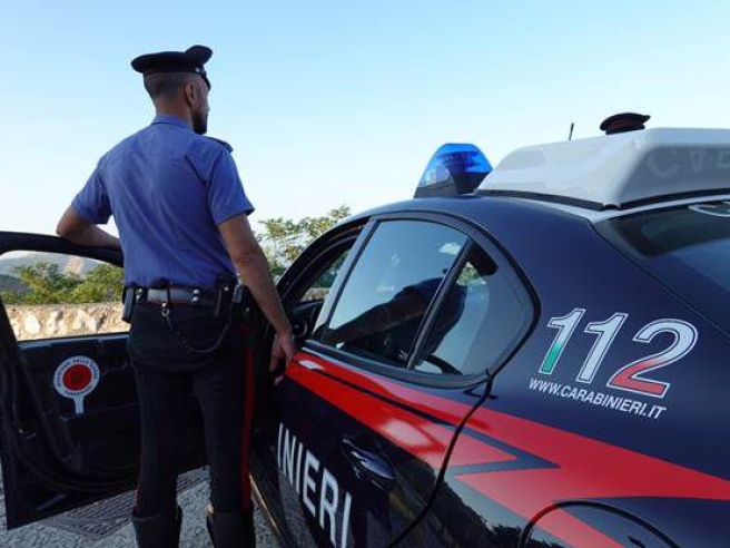 POZZUOLI: CASA A LUCI ROSSE E ANNUNCI ONLINE, DENUNCIATI PROPRIETARIO E AMMINISTRATRICE. SEQUESTRATA DAI CARABINIERI