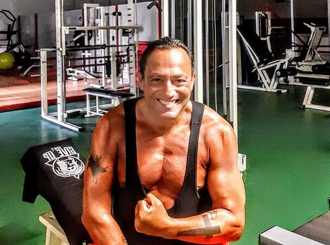 IN VACANZA A ISCHIA IL CAMPIONE DEL MONDO DI ARTI MARZIALI E PESISTICA BRUNO DANOVARO
