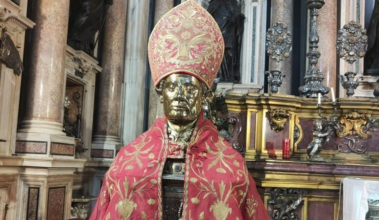 FURTO DELLA “MITRIA” DALLA STATUA DI SAN GENNARO, GESTO INQUIETANTE. FARE PIENA LUCE SUI MOTIVI