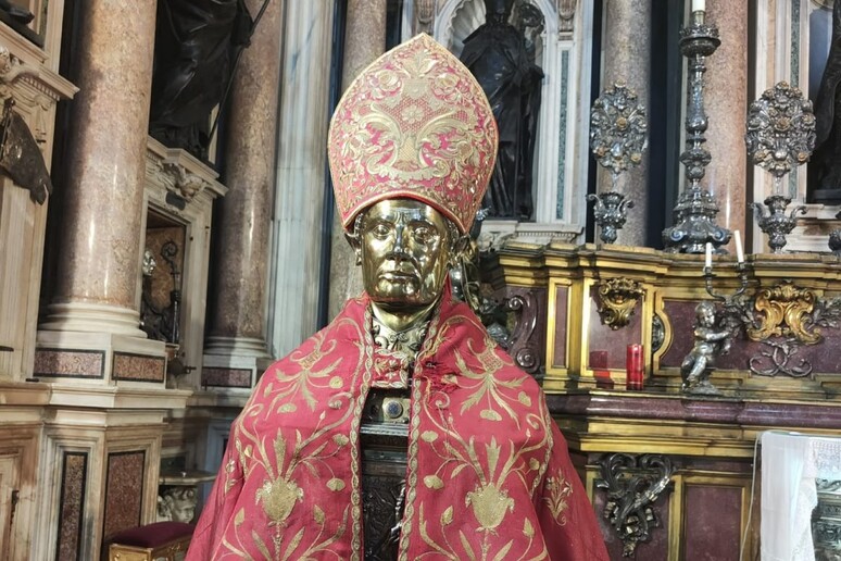 FURTO DELLA “MITRIA” DALLA STATUA DI SAN GENNARO, GESTO INQUIETANTE. FARE PIENA LUCE SUI MOTIVI