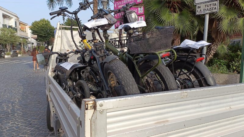 CONTROLLI DELLA POLIZIA MUNICIPALE A ISCHIA: DIECI E-BIKE SEQUESTRATE E CINQUE SANZIONI ELEVATE