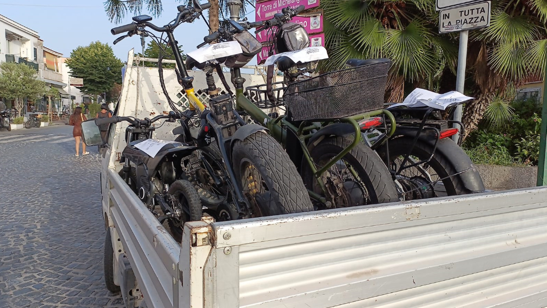 CONTROLLI DELLA POLIZIA MUNICIPALE A ISCHIA: DIECI E-BIKE SEQUESTRATE E CINQUE SANZIONI ELEVATE