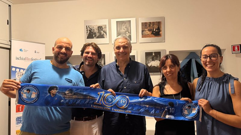 MAURIZIO DE GIOVANNI NOMINATO SOCIO ONORARIO DEL CLUB NAPOLI ISOLA D’ISCHIA “DIEGO ARMANDO MARADONA”