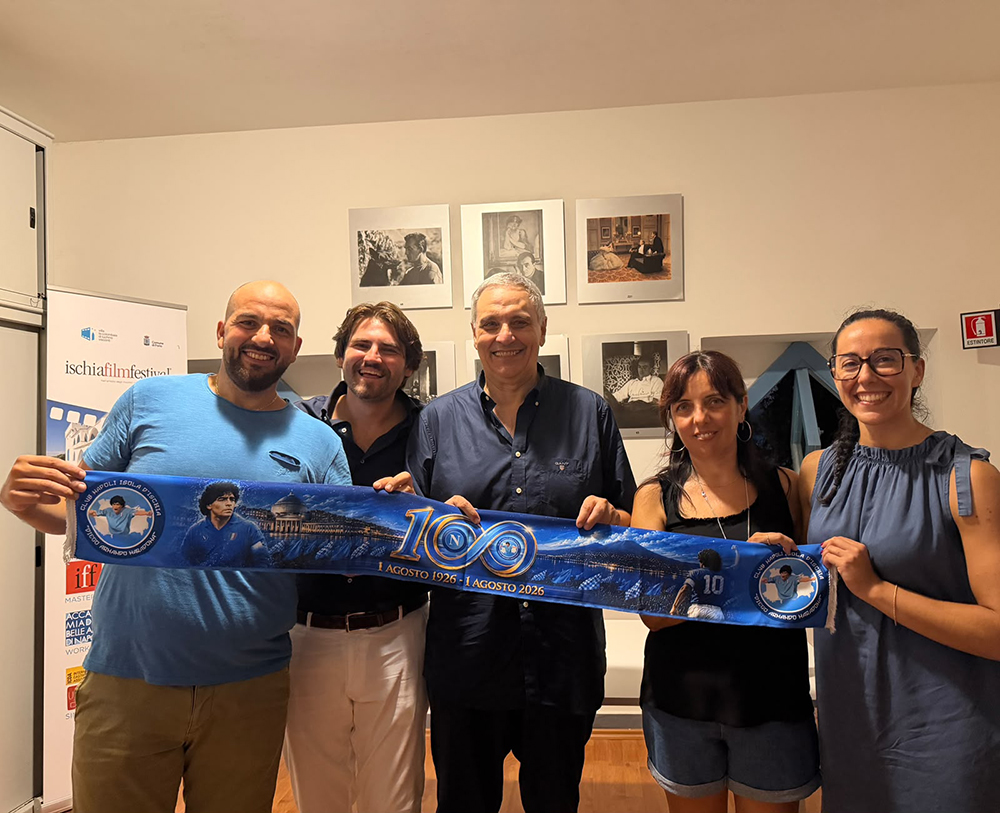 MAURIZIO DE GIOVANNI NOMINATO SOCIO ONORARIO DEL CLUB NAPOLI ISOLA D’ISCHIA “DIEGO ARMANDO MARADONA”