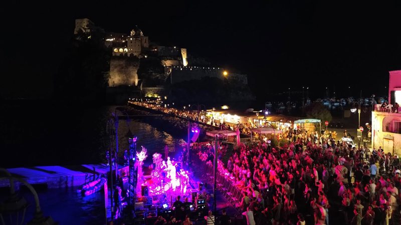 AUTOCTON GARDEN: SOTTO IL CASTELLO BATTE IL RITMO DELL’ESTATE