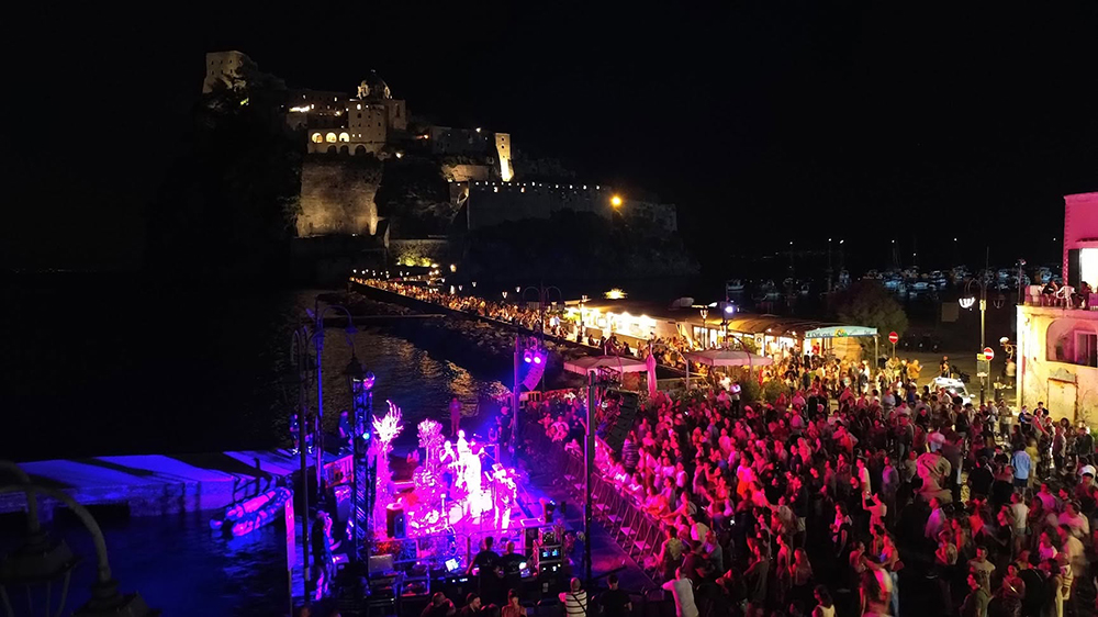 AUTOCTON GARDEN: SOTTO IL CASTELLO BATTE IL RITMO DELL’ESTATE