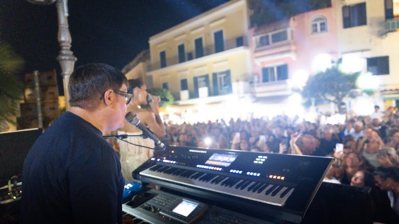 PIAZZA ANTICA REGGIA GREMITA PER MAURIZIO FILISDEO