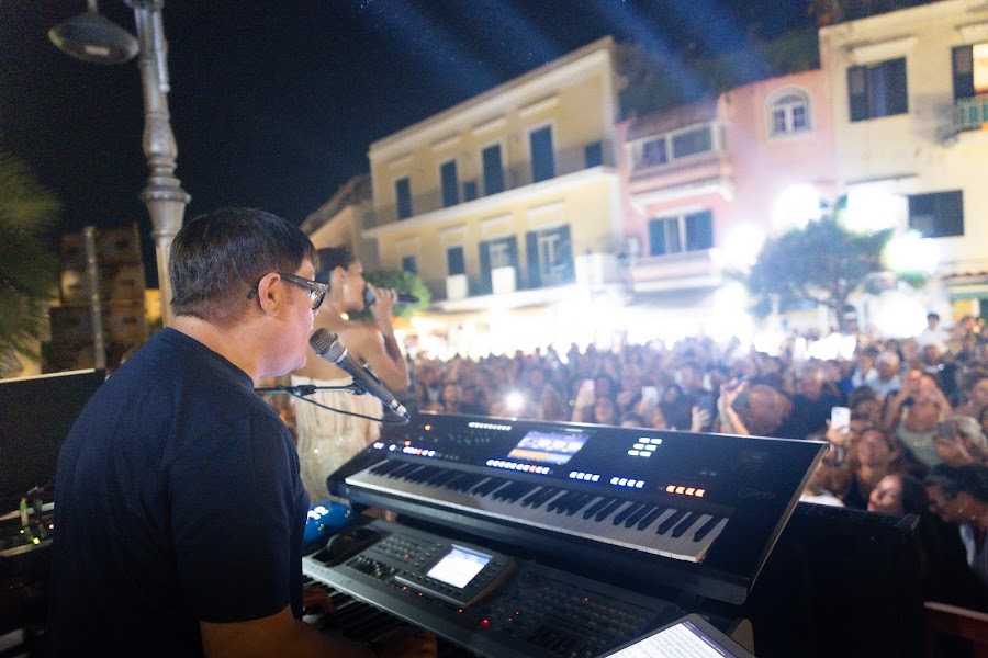 PIAZZA ANTICA REGGIA GREMITA PER MAURIZIO FILISDEO