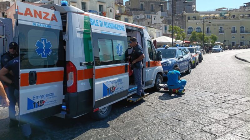 ATTIMI DI TENSIONE A FORIO, UOMO DÀ IN ESCANDESCENZE, INTERVENUTE LA FORZE DELL’ORDINE