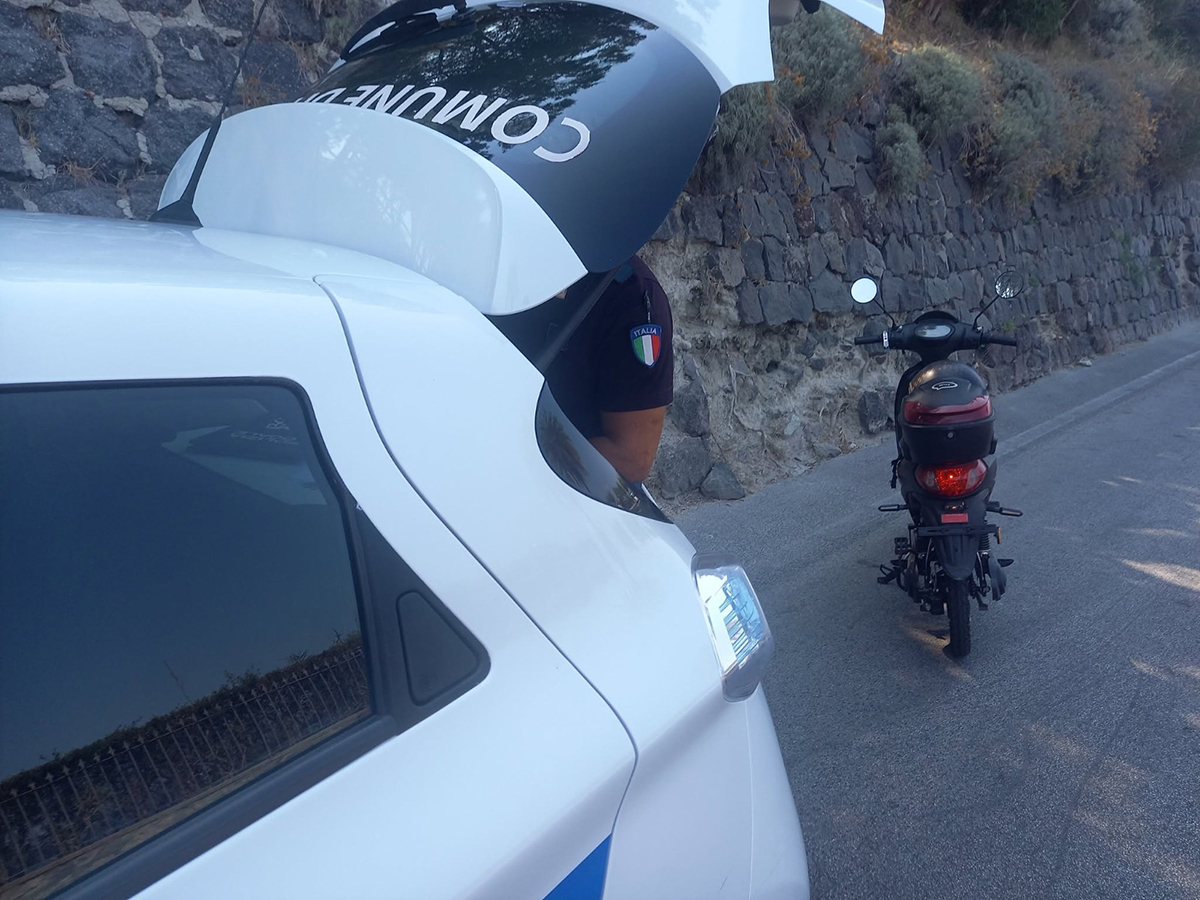 FORIO, DECINE E DECINE DI SEQUESTRI: CONTROLLI SENZA SOSTA SULLE STRADE NONOSTANTE IL CALDO