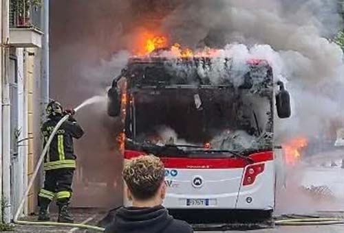 EAV: AUTOBUS IN FIAMME A CASTELLAMMARE DI STABIA. OR.S.A. TPL: “BASTA RISCHIARE LA TRAGEDIA, SITUAZIONE INTOLLERABILE”
