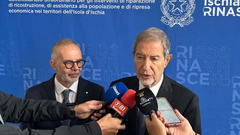 MUSUMECI A ISCHIA: “LA DELOCALIZZAZIONE È NECESSARIA. NON SI PUÒ METTERE L’ISOLA IN SICUREZZA, SI PUÒ SOLO RIDURRE IL RISCHIO”