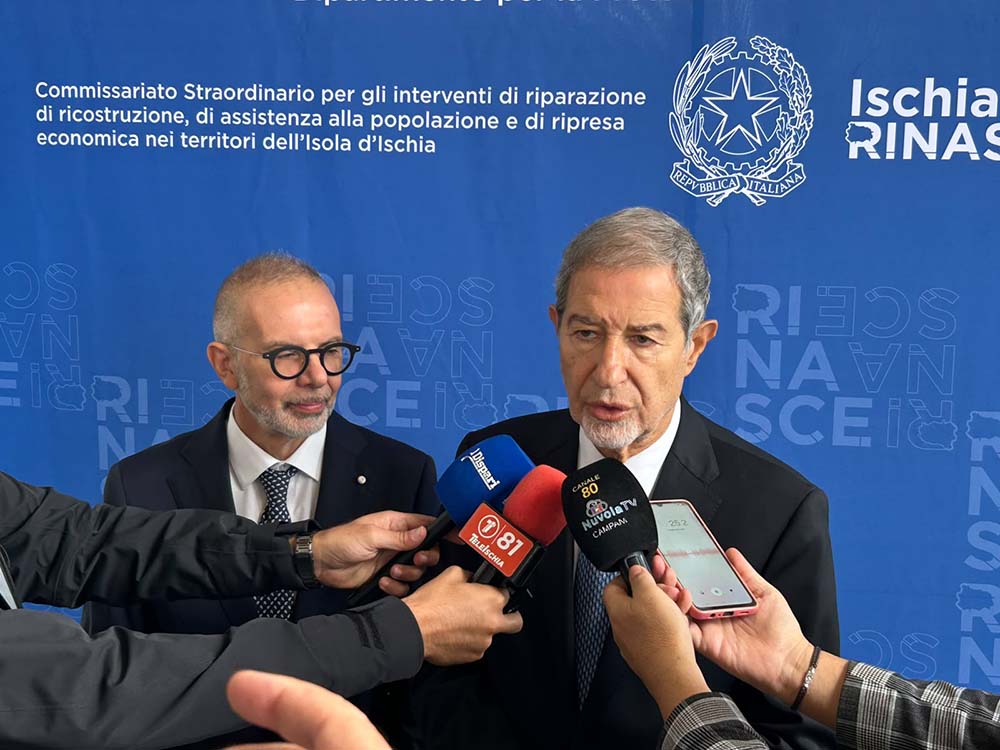 MUSUMECI A ISCHIA: “LA DELOCALIZZAZIONE È NECESSARIA. NON SI PUÒ METTERE L’ISOLA IN SICUREZZA, SI PUÒ SOLO RIDURRE IL RISCHIO”