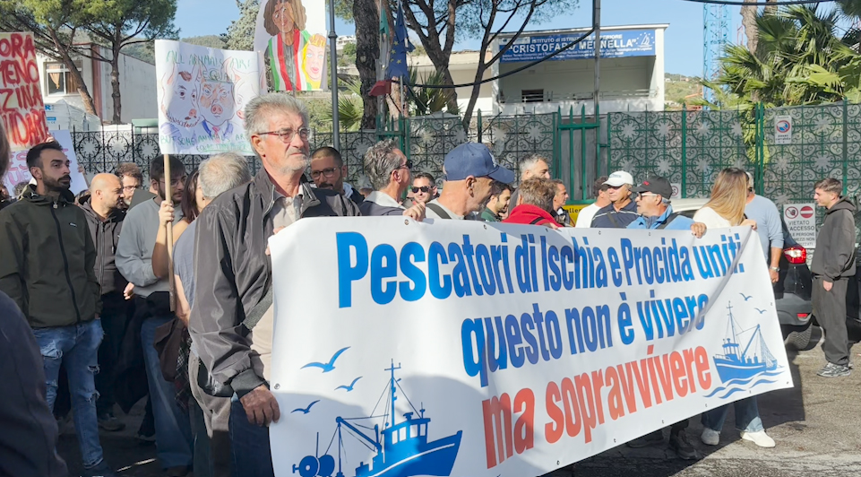 ISCHIA, PESCATORI E STUDENTI IN CORTEO: “BASTA AL CAROVITA, CI STATE TOGLIENDO FUTURO E DIGNITÀ” (video)